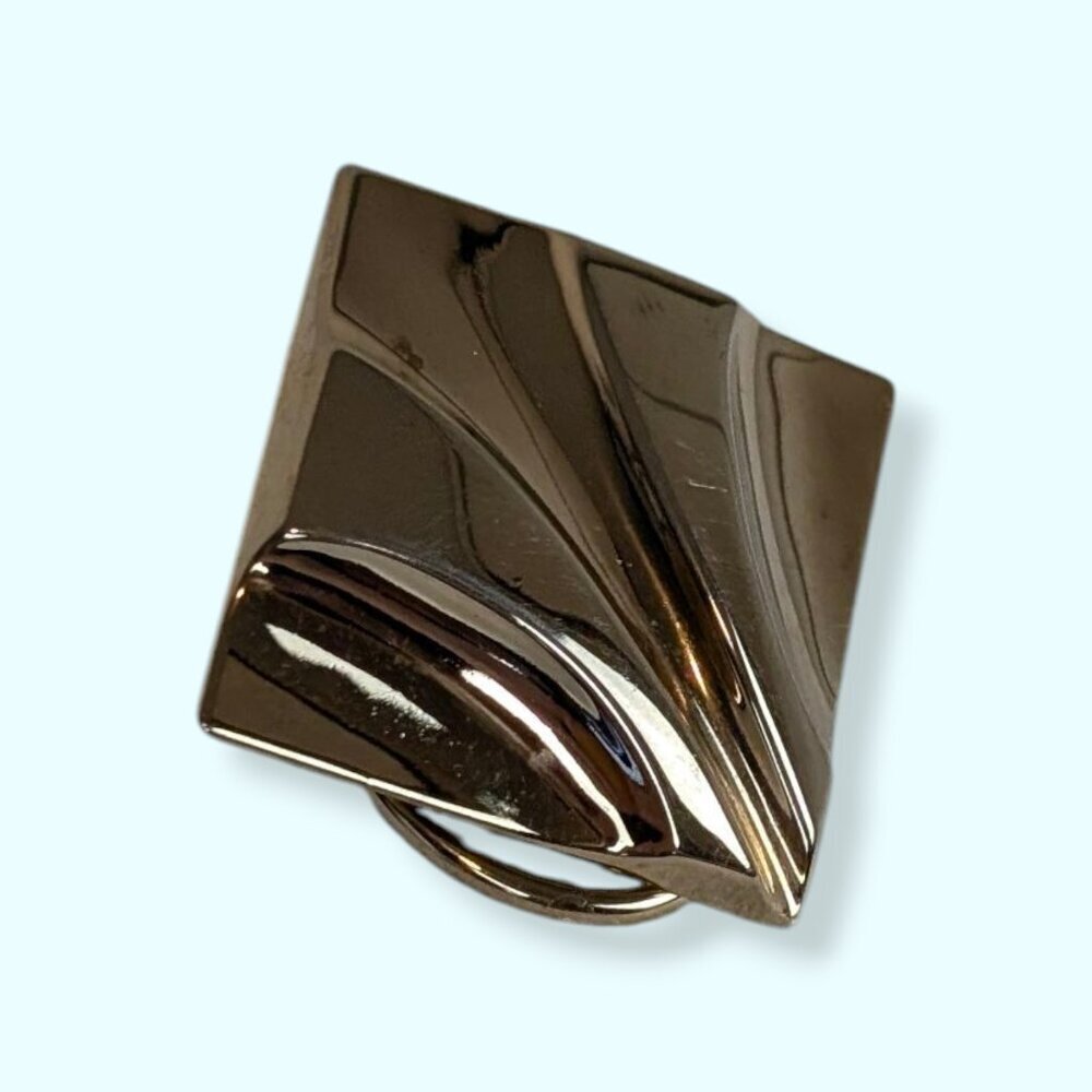 V. Metal Wave Scarf Clip